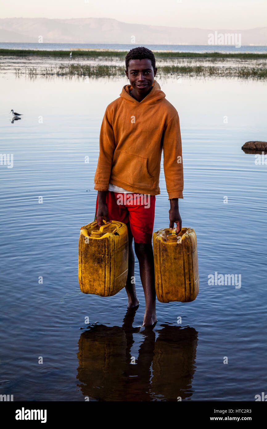 Adolescente el acarreo de agua ( Etiopía Fotografía de stock - Alamy
