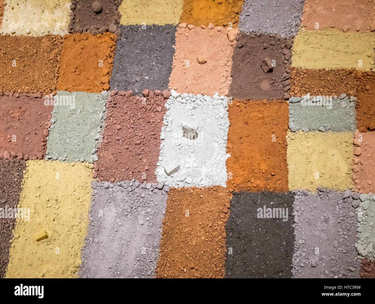 La textura de los diferentes colores de arcilla seca con piedras Fotografía  de stock - Alamy