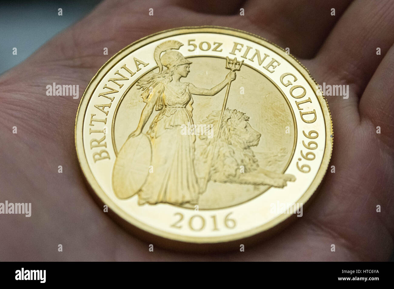 Así como la norma de monedas, la Oficina también pruebas de ensayo de Londres monedas conmemorativas. Fotografiados aquí un oro puro 999 Prueba de moneda soberana. Foto de stock