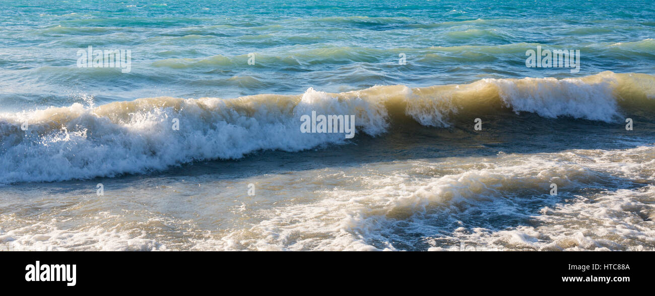 Twizel, Canterbury, Nueva Zelandia. Poderosas olas que rompen en la orilla del lago Pukaki, Foto de stock