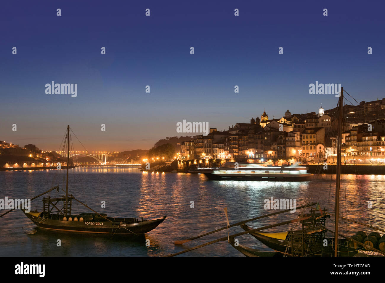 Porto y el río Duero al anochecer, tiempo, Portugal Foto de stock
