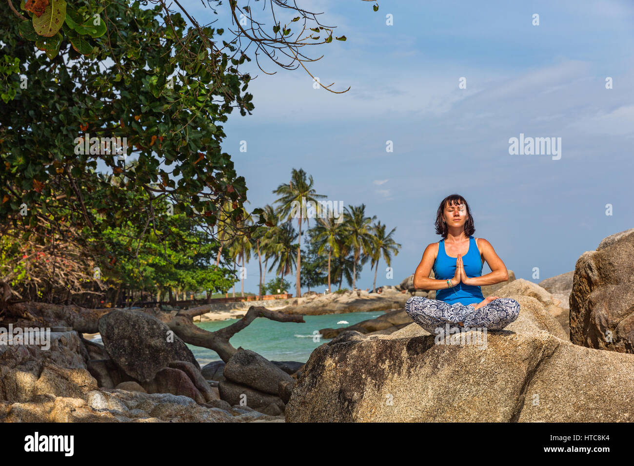 Mujer hacer yoga al aire libre. Mujer ejercitando yoga en el fondo de la  naturaleza, seleccione el enfoque: fotografía de stock © Freebird7977  #137966558