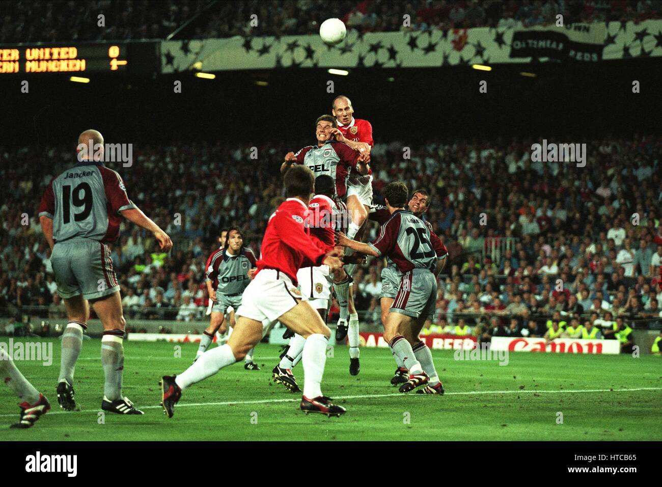 JAAP STAM GANA Manchester Utd DEL CABEZAL-Bayern de Múnich el 26 de mayo de 1999 Foto de stock