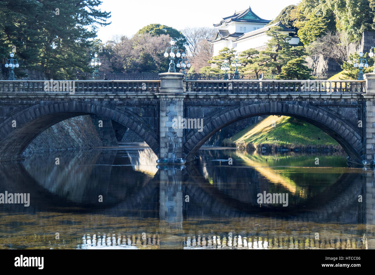 Seimon Ishibashi puente que conduce a la puerta principal del Palacio Imperial de Tokio, Tokio, Japón. Foto de stock