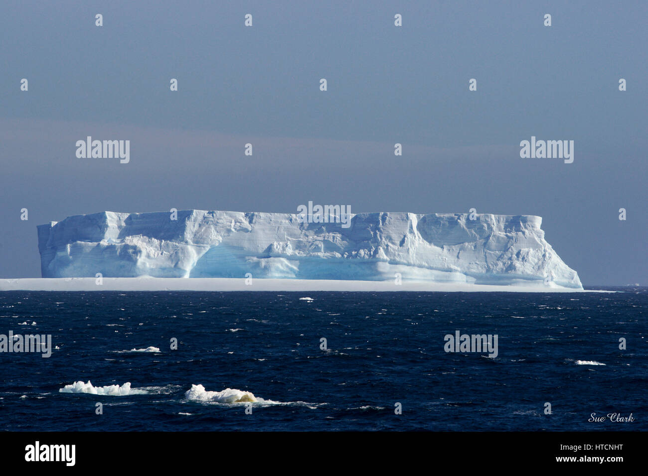 Gran iceberg en la Antártida. Este tipo se llama un cuadro pr iceberg en forma de tabla. Estos rompen la barrera de hielo en el borde del continente. Foto de stock