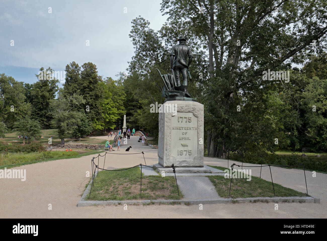 La Minute Man estatua, cerca del puente en el Puente Norte, sitio de la batalla de Concord, Concord, Massachussets, Estados Unidos. Foto de stock