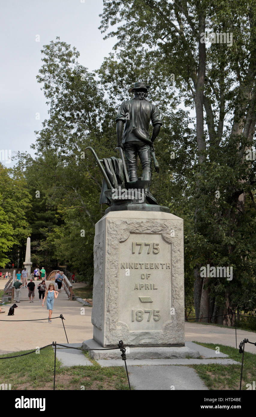 La Minute Man estatua, cerca del puente en el Puente Norte, sitio de la batalla de Concord, Concord, Massachussets, Estados Unidos. Foto de stock