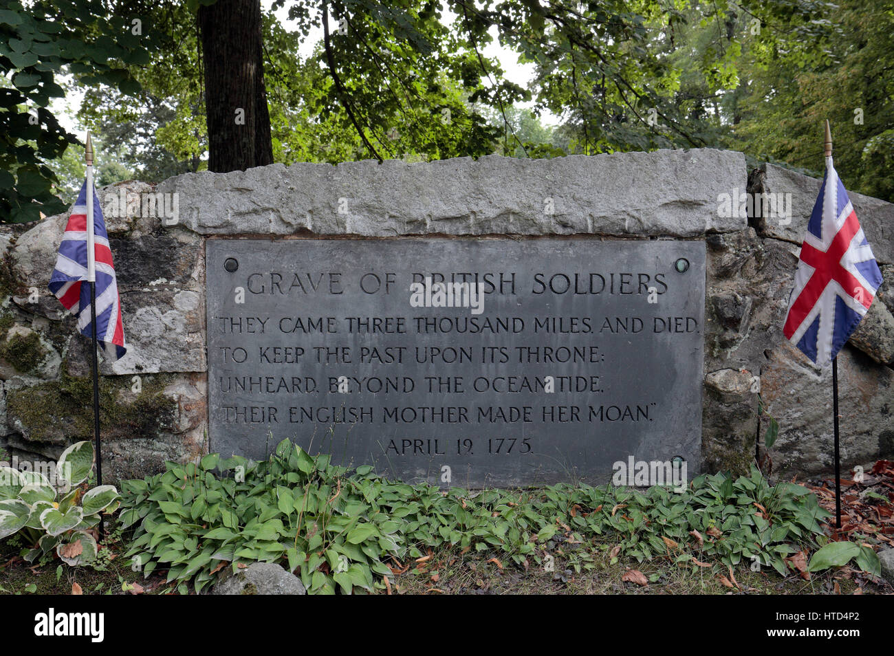 Lápida para soldados británicos junto al puente en el North Bridge, sitio de la batalla de Concord, Concord, Massachussets, Estados Unidos. Foto de stock
