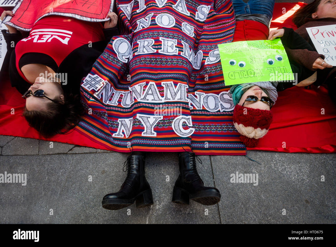 Nueva York, Estados Unidos, 8 de marzo de 2017 - La mujer marcó el Día Internacional de la mujer - un día sin una mujer, con un rally en Washington Square Park, seguido por una marcha. Muchas mujeres usaban rojo y tomó el día libre como una huelga general. ©Stacy Walsh Rosenstock/Alamy Live News Foto de stock