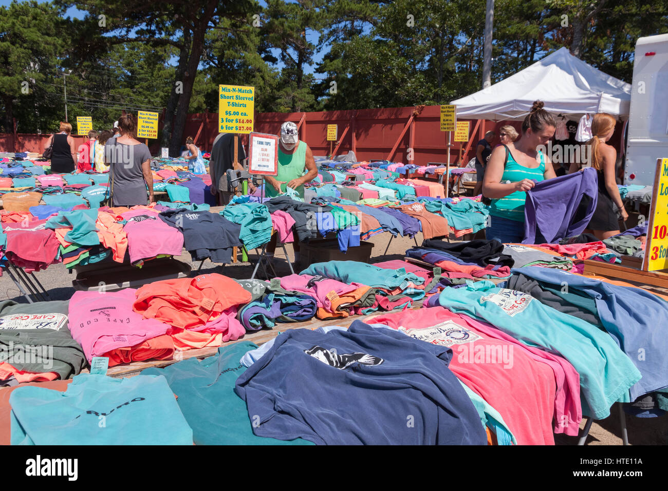 Camisetas a la venta en el mercado de pulgas Wellfleet, en Cape Cod, Massachusetts, EE.UU. Foto de stock