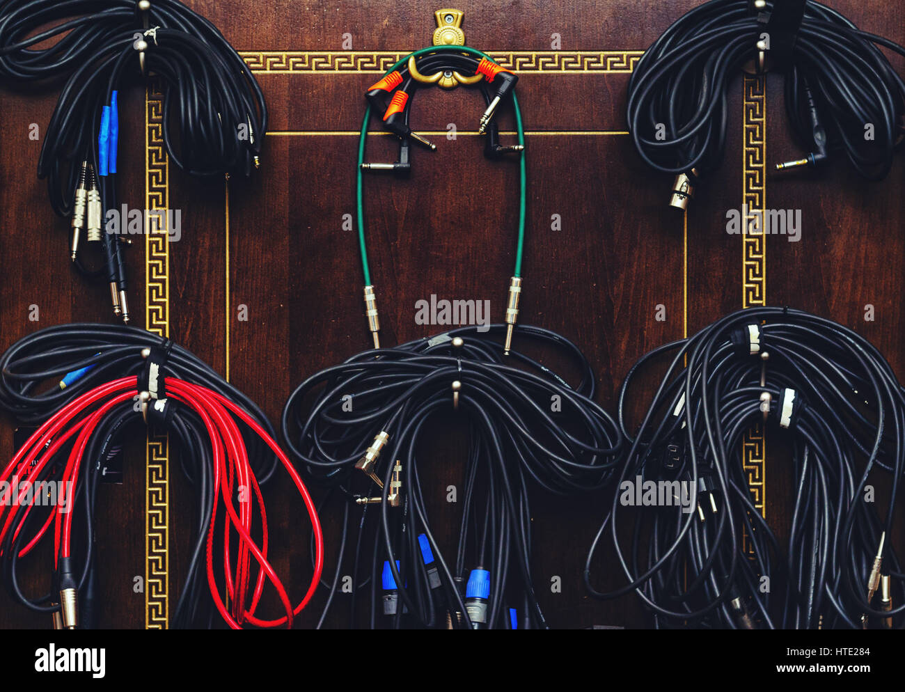 Almacenamiento de cables en la pared en el estudio de grabación Fotografía  de stock - Alamy