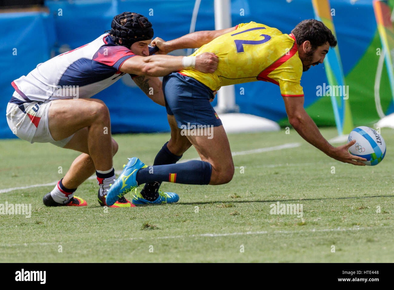 Río de Janeiro, Brasil. El 11 de agosto de 2016 Javier Carrión (ESP) y Garrett Bender (USA) compite en el hombre de Rugby Sevens en un partido contra Estados Unidos en los 20 Foto de stock