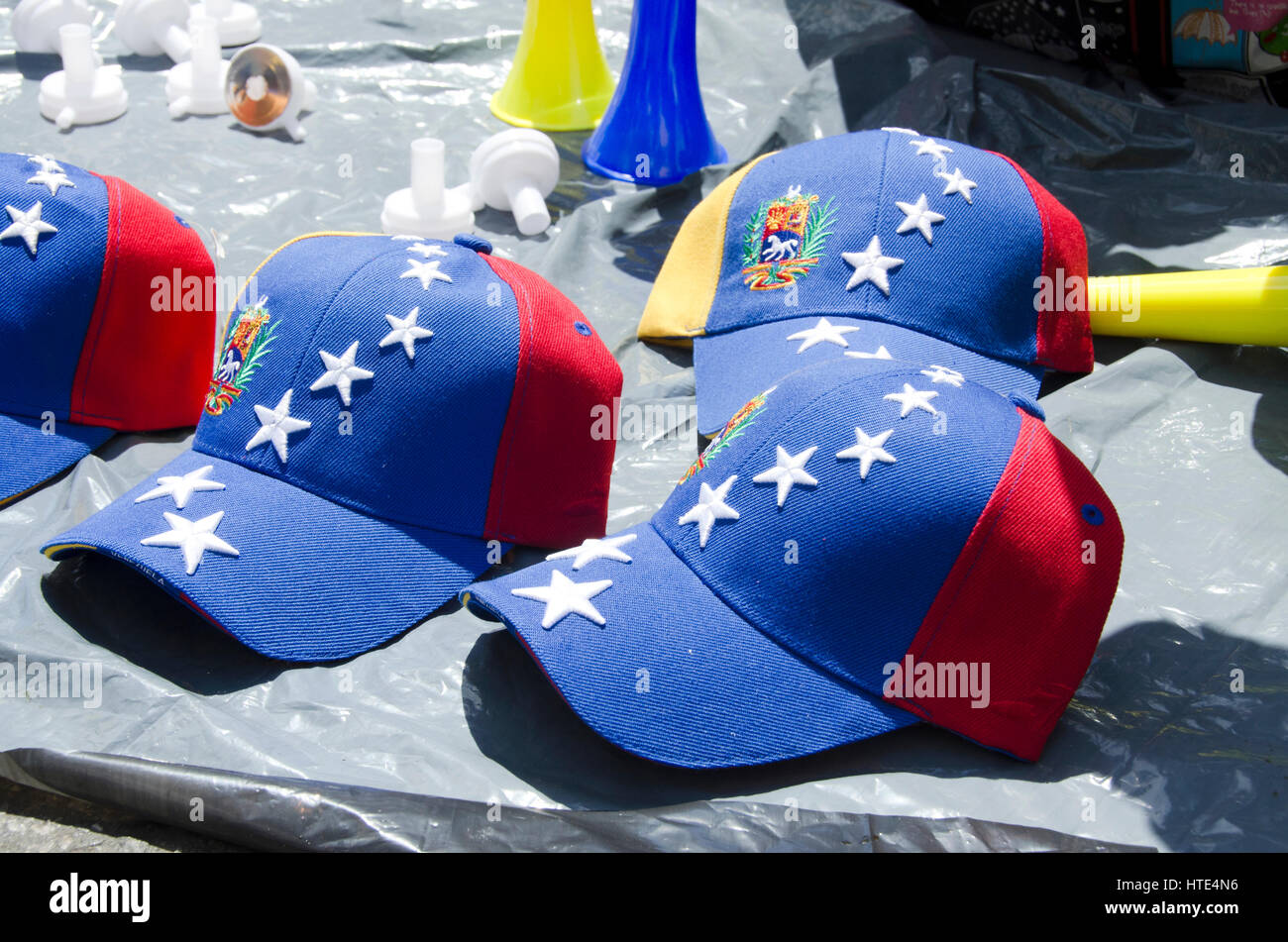 Gorra de béisbol con la bandera de Venezuela, utilizado como un signo de la oposición venezolana, se vende en la calle en una marcha contra el gobierno. Foto de stock