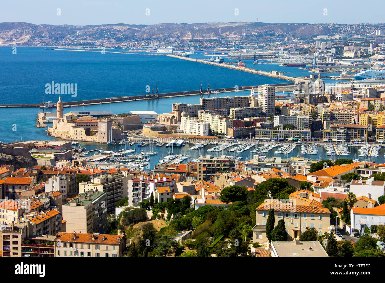 Opiniones de Marsella, la segunda ciudad más grande de Francia, desde la iglesia de Notre-Dame de la Garde en un hermoso día de verano. Foto de stock