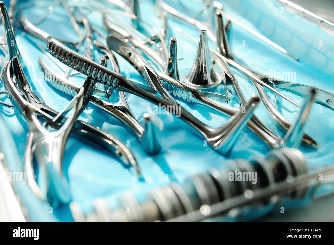 Instrumentos ENT closeup - espejo nasal cánulas, sondas de lavado, espejo de la nasofaringe, oído regadera sobre un fondo azul. Foto de stock