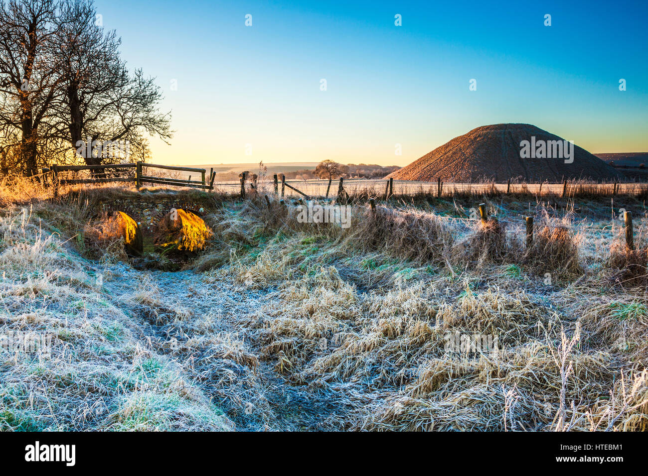 Una helada mañana en Silbury Hill, en Wiltshire. Foto de stock