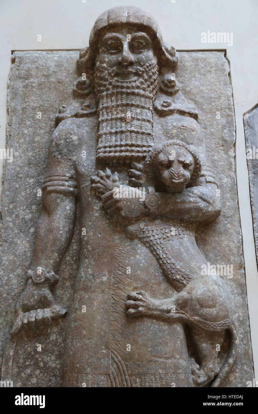 El héroe domine un león (identificado con Gilgamesh). Palacio de Sargón II. Los asirios. Salón del Trono. Los asirios. 721-705 A.C. Palacio de Khorsabad. Louvr Foto de stock