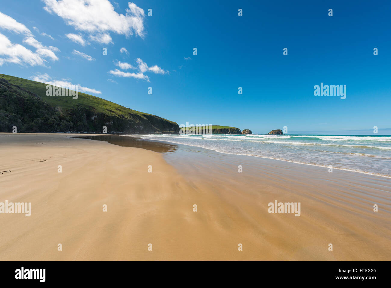 Playa de arena, en la bahía, el Catlins Tautuku, región de Southland Southland, Nueva Zelanda Foto de stock