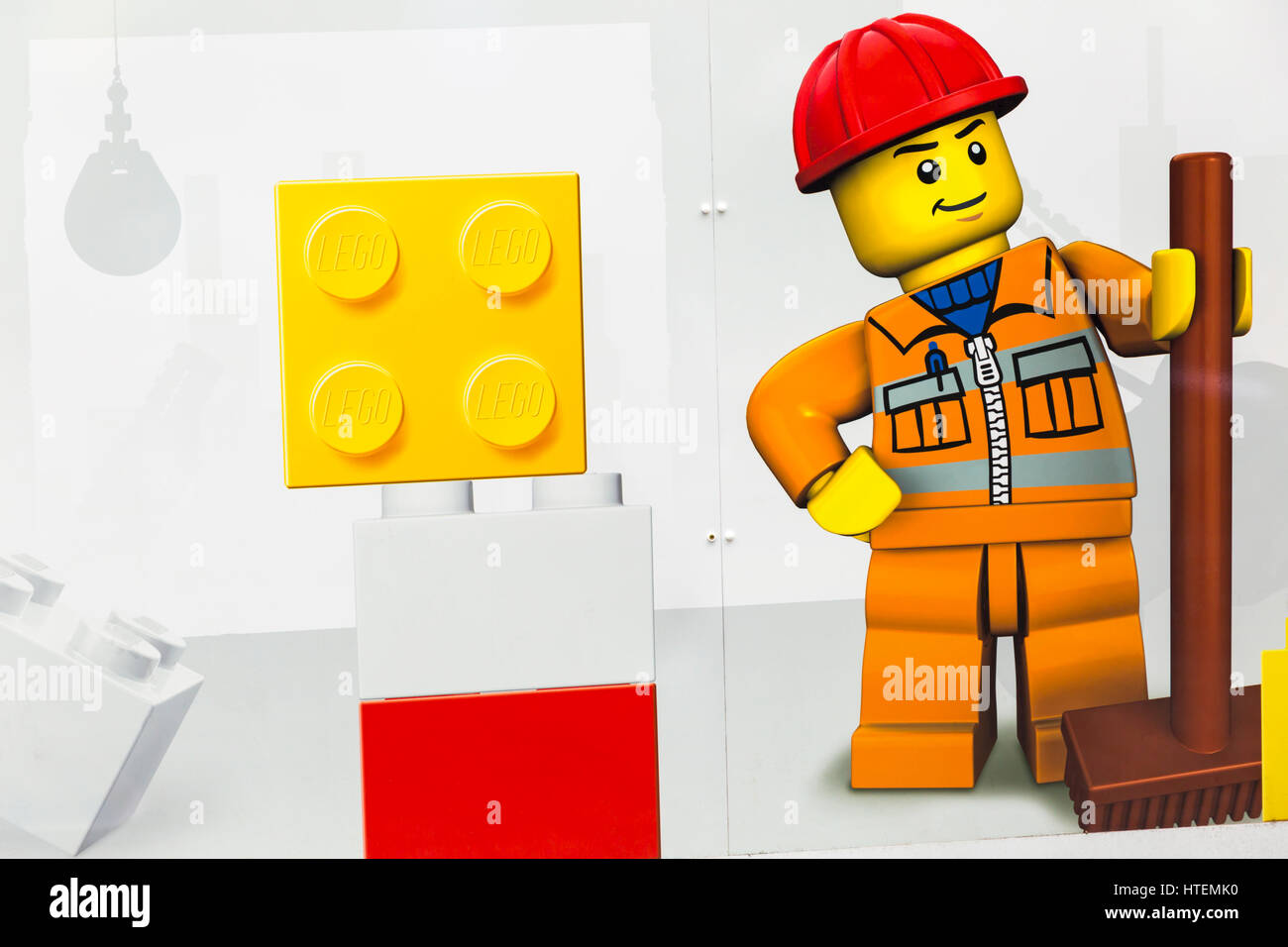 La figura de Lego en vallas de nueva tienda de LEGO en construcción y  debido a abrir pronto en Leicester Square, Londres Fotografía de stock -  Alamy