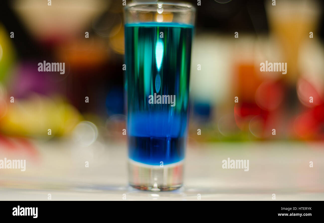 Bebida de color en vidrio para disparos, una combinación de verde con azul,  fondo de colores, bebida shot Fotografía de stock - Alamy