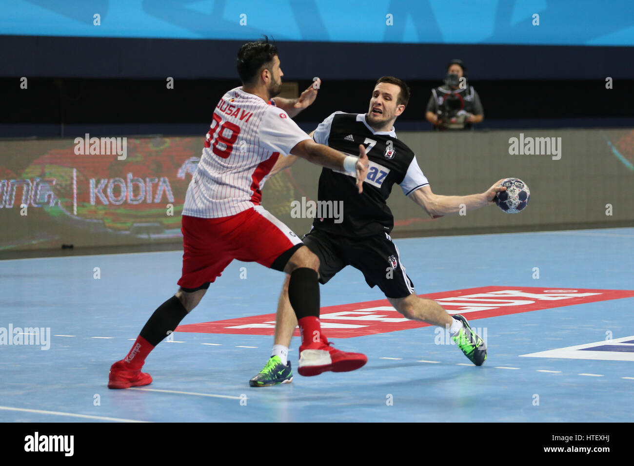 KOCAELI, TURQUIA - 11 DE FEVEREIRO DE 2017: Jogadores Na Ação Durante A  Harmonia Do Handball Da Liga Dos Campeões De VELUX EHF Entre O GH De  Besiktas MOGAZ E Dinamo Bucuresti.