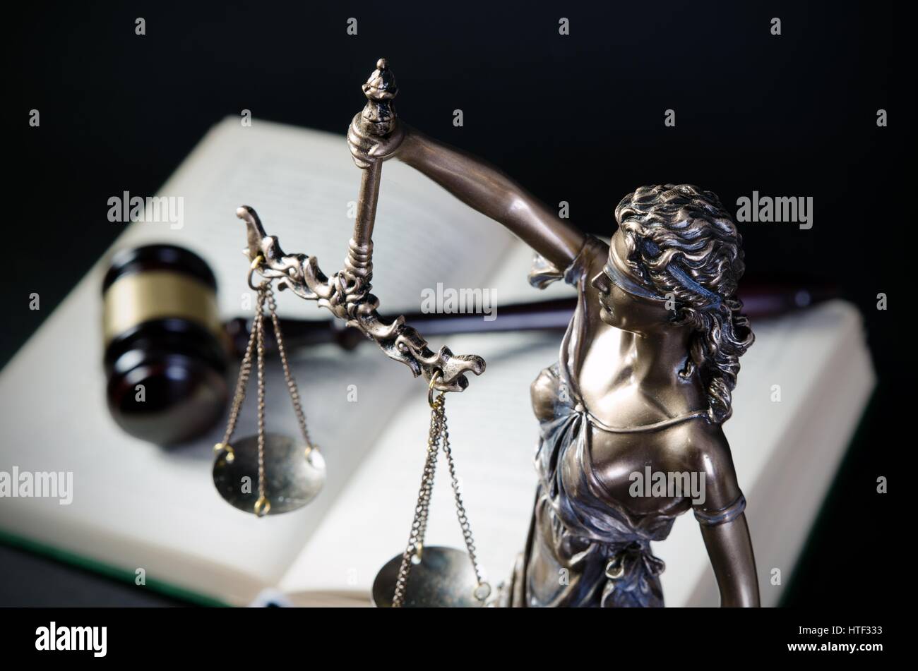 Concepto de Derecho con Themis, símbolo de la justicia. La ley abogado procurador de justicia themis escala concepto libro legal Foto de stock