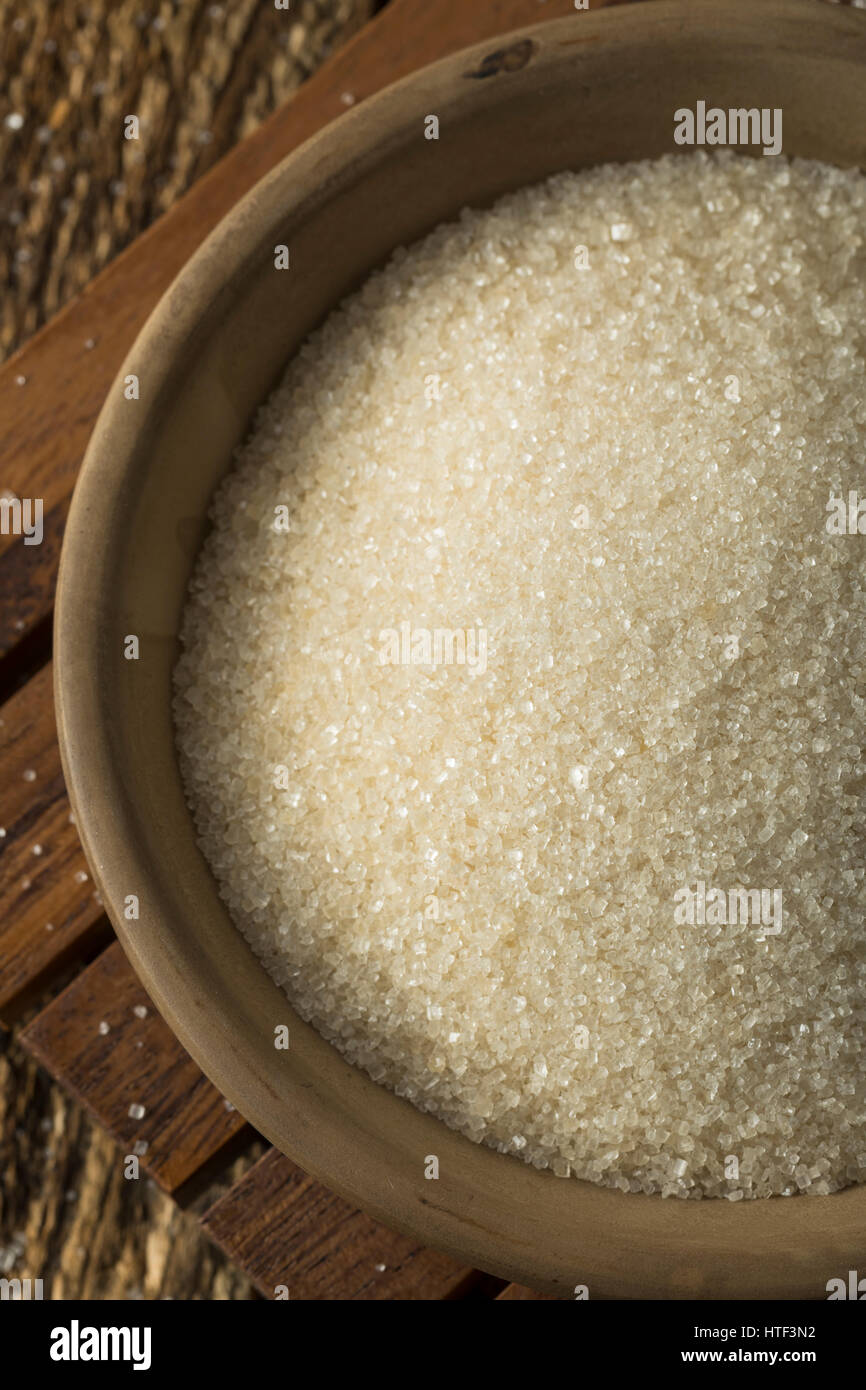Materias orgánicas Azúcar de caña dulce en un tazón Foto de stock