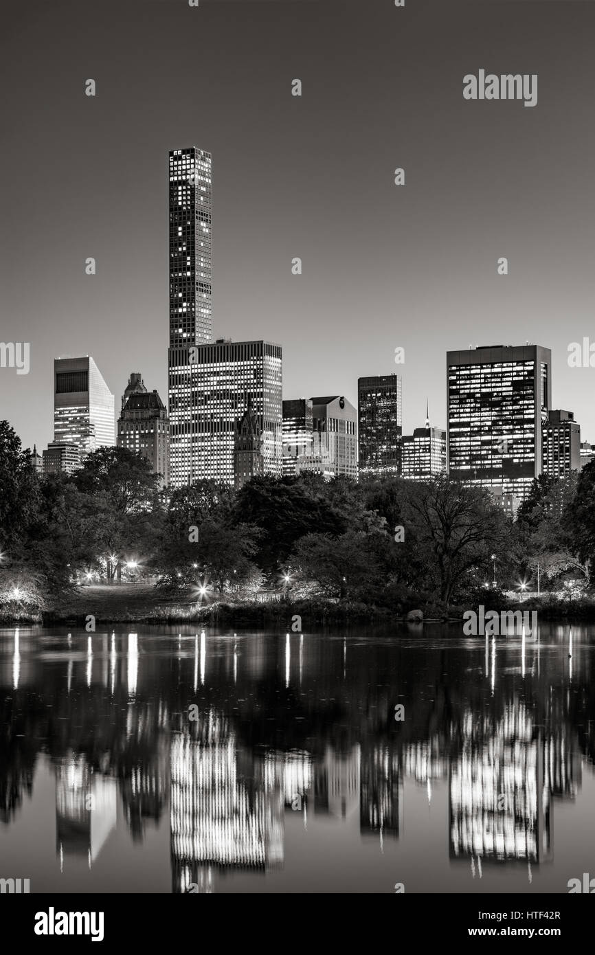 Midtown rascacielos reflexionando sobre el Parque Central del lago al atardecer. Blanco y Negro. Manhattan, Ciudad de Nueva York Foto de stock