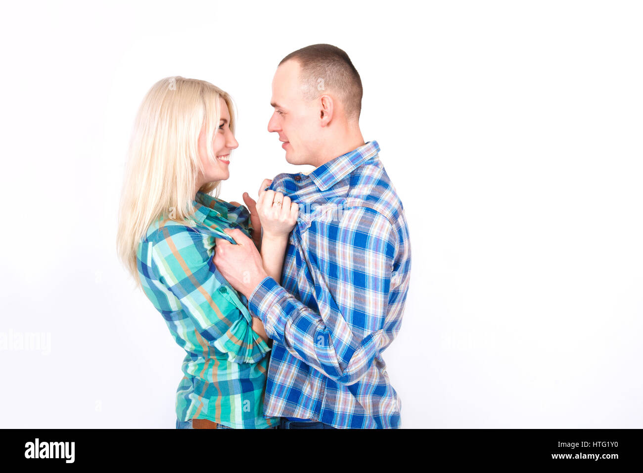 Hombre y mujer festivamente pelea en el estudio sobre un fondo blanco. Foto de stock