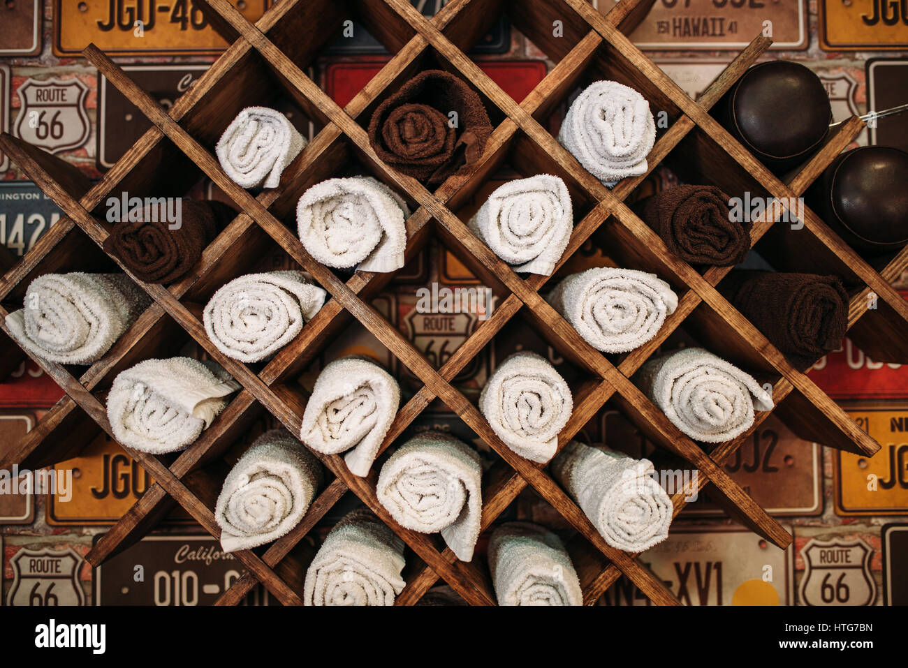 Estante de madera con muchos compartimentos para toallas limpias. Barbería,  peluquería y salón de belleza equipo Fotografía de stock - Alamy