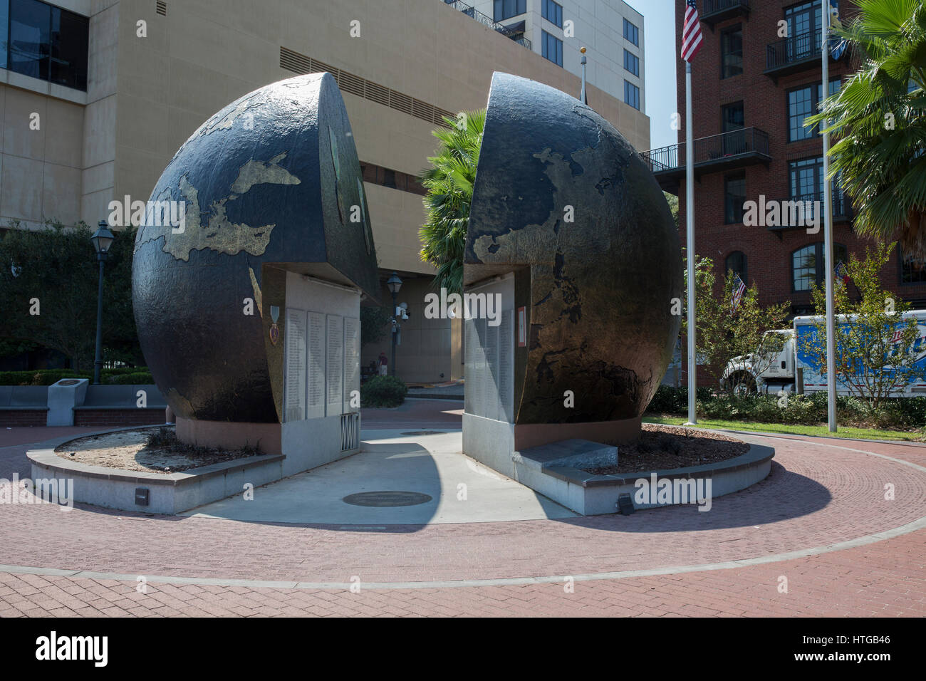 Memorial de la II Guerra Mundial en el centro de Savannah, mostrando un mundo dividido por la mitad. Foto de stock