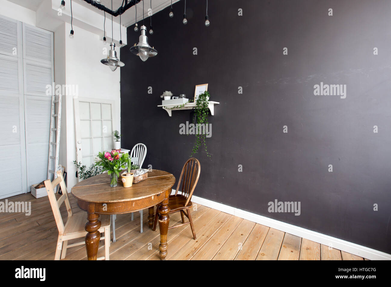 El interior del comedor está amueblada con una mesa de madera redonda, estante, sillas. Foto de stock