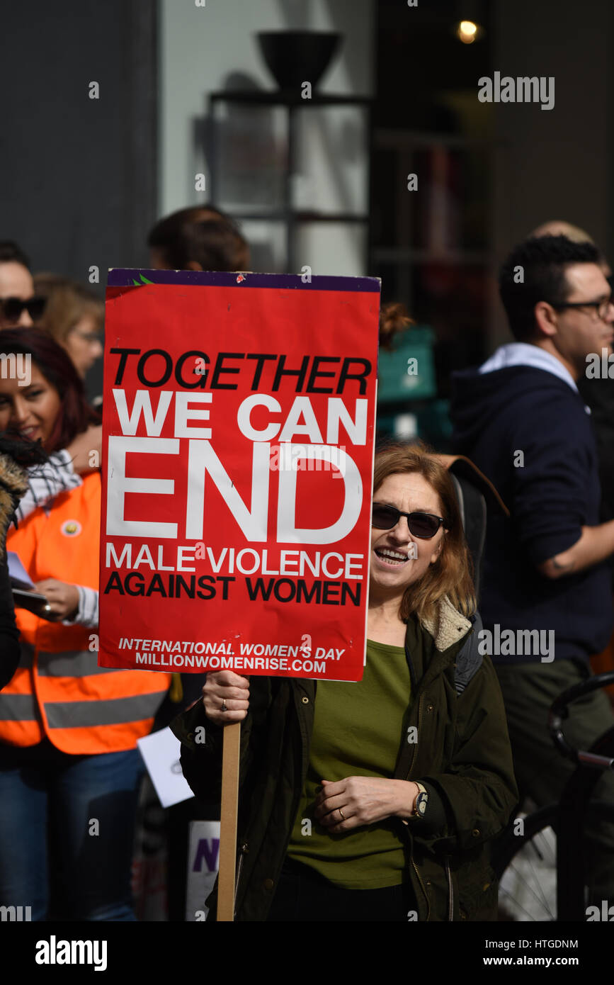 Million Women Rise es una protesta contra la violencia masculina hacia las mujeres en todas sus formas. Londres, Reino Unido Foto de stock