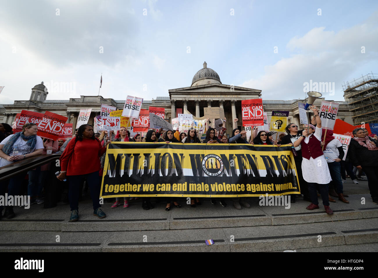Million Women Rise es una protesta contra la violencia masculina hacia las mujeres en todas sus formas. Londres, Reino Unido. Foto de stock