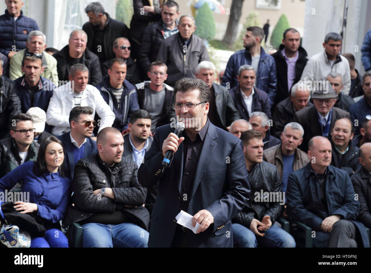 Tirana, Albania el 11 de marzo de 2017. Mitin político del Partido Democrático de Albania en el curso de la campaña electoral de 2017 en Albania: Fatmir Mediu teniendo un discurso Foto de stock
