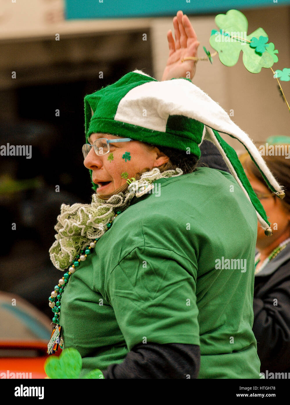 Emporia, EE.UU. 11 Mar, 2017. Mujer en su mejor traje irlandés baila durante el desfile del Día de San Patricio, en una comunidad agrícola rural hoy En Emporia, Kansas, 11 de marzo de 2017. Crédito: mark reinstein/Alamy Live News Foto de stock