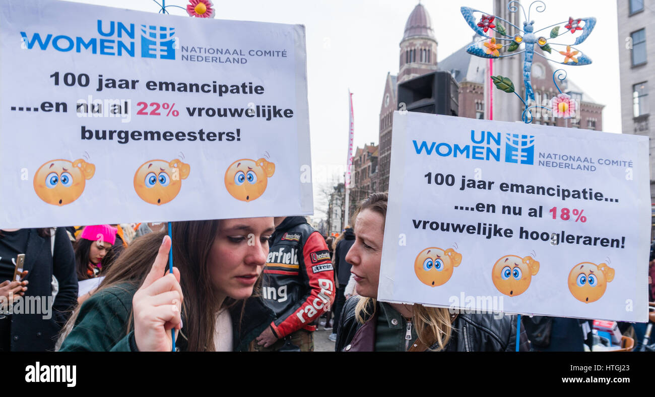 Amsterdam, Países Bajos. 12 de marzo de 2017. Dos mujeres en representación del comité nacional de los Países Bajos de ONU-Mujeres, hacer firmar con hechos sobre los 100 años de la emancipación de los Países Bajos: "100 años de la emancipación. y ahora ya el 22% de alcaldesas' '. y ahora ya el 18% de profesores de crédito: estepas/Alamy Live News Foto de stock