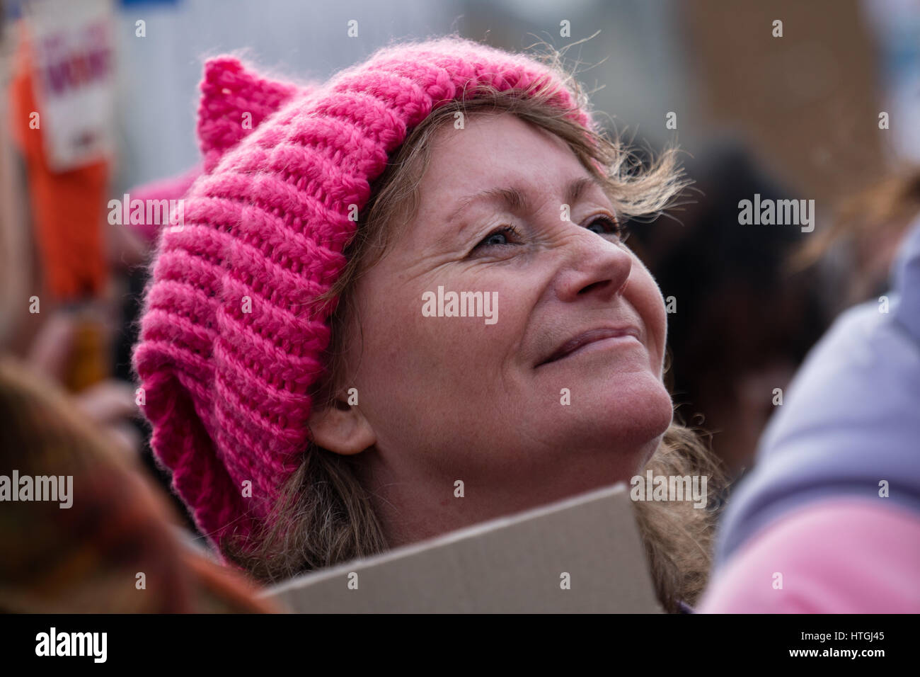 Amsterdam, Países Bajos. 12 de marzo de 2017. Haciendo oír su voz: las personas en la multitud - Mujer con gorro de punto rosa Crédito: estepas/Alamy Live News Foto de stock