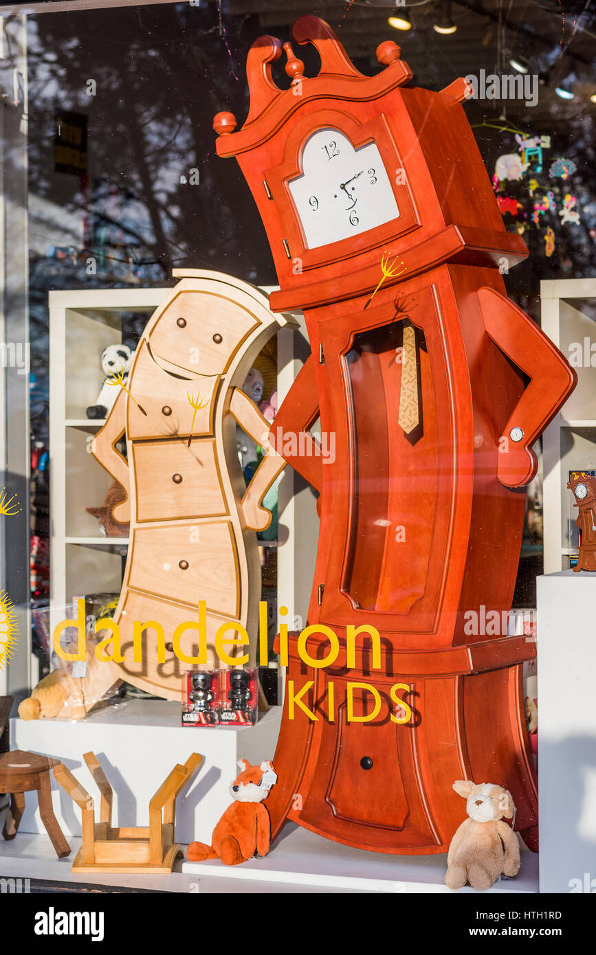 Muebles para niños caprichosos por artista Judson Beaumont, Jaramago Kids Store, Commercial Drive, Vancouver, British Columbia, Canadá. Foto de stock