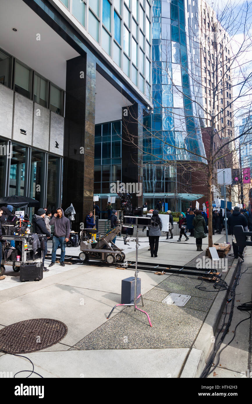 Película rodada en las calles de Vancouver simulando una multitud protesta en la Ciudad de Nueva York Foto de stock