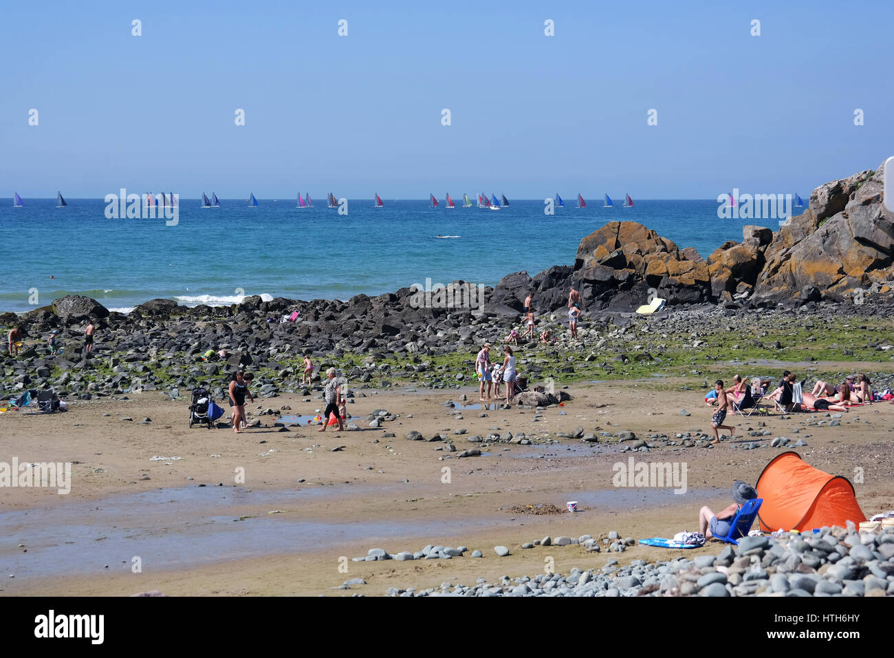 Gran roca en una playa de arena durante la marea baja, en Bretaña, Francia Foto de stock