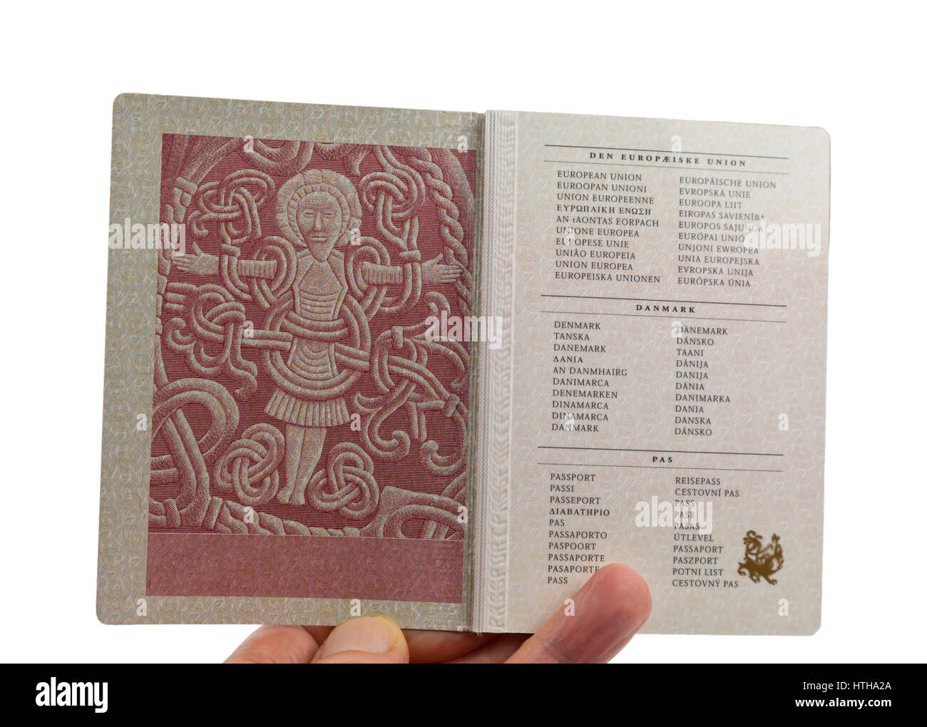Página 2 en el pasaporte danés muestra la figura de Cristo en el Jelling Rune Stone planteada por el rey vikingo Harald Bluetooth en el siglo 10 Foto de stock