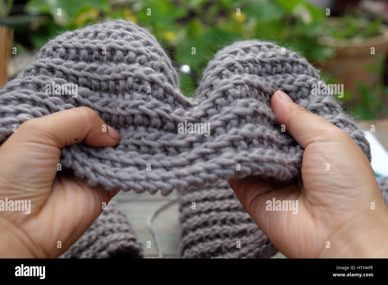 Bufandas tejidas a mano fotografías e imágenes de alta resolución - Alamy