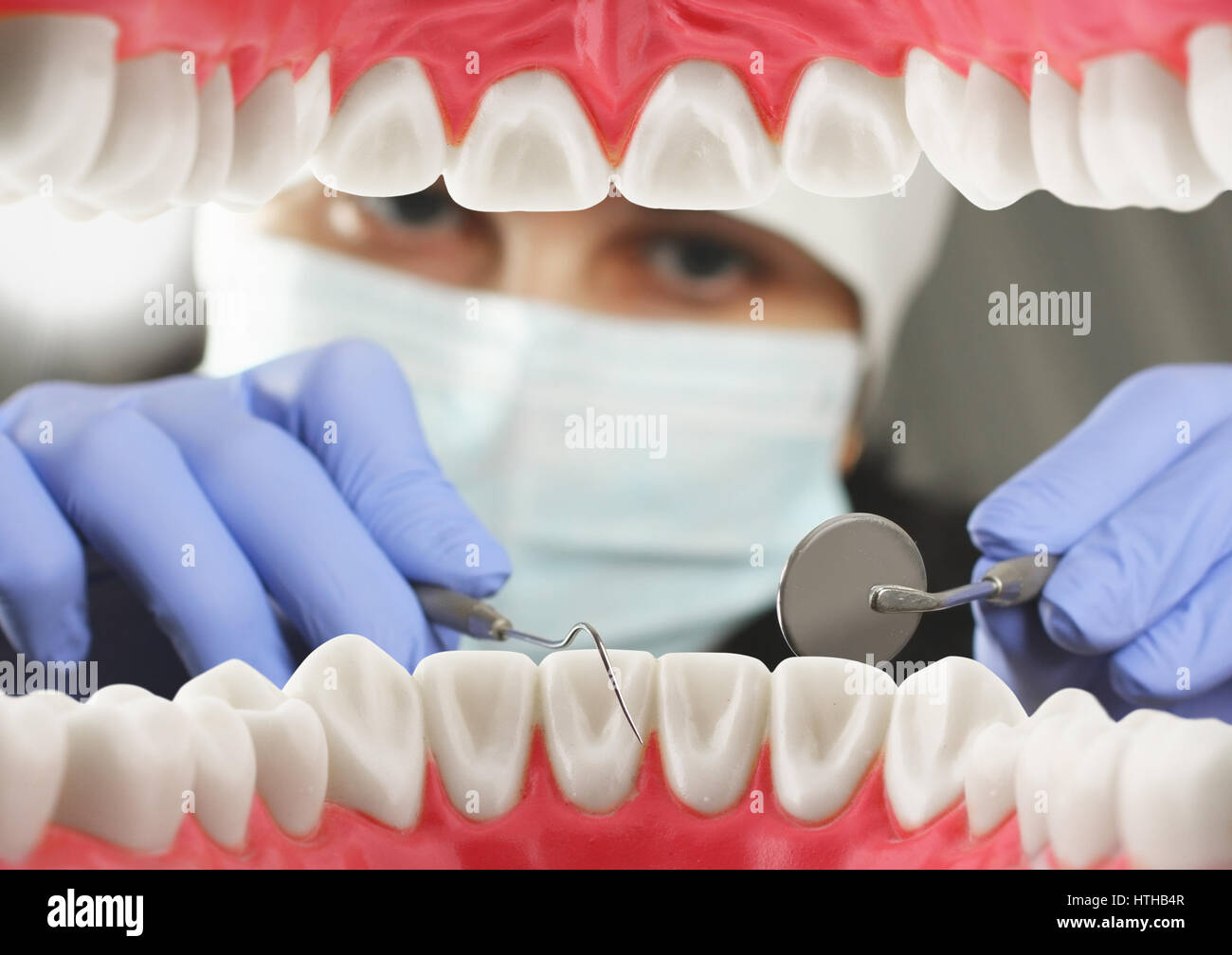 Examen Dental concepto dentro de la boca, ver Fotografía de stock Alamy
