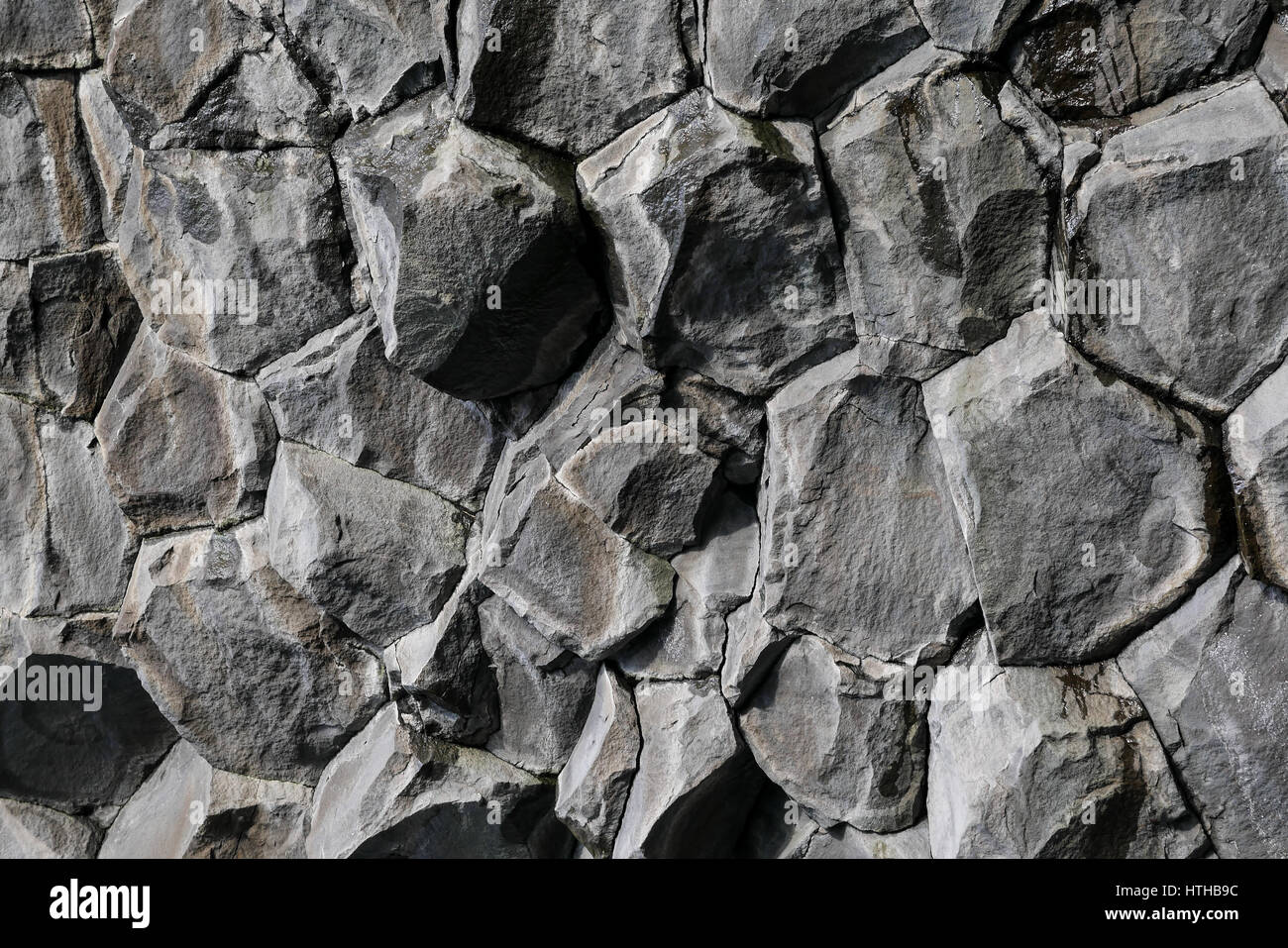 Roca volcánica de basalto hexagonal de trama de fondo abstracto natural, Reynisfjara, Islandia Foto de stock