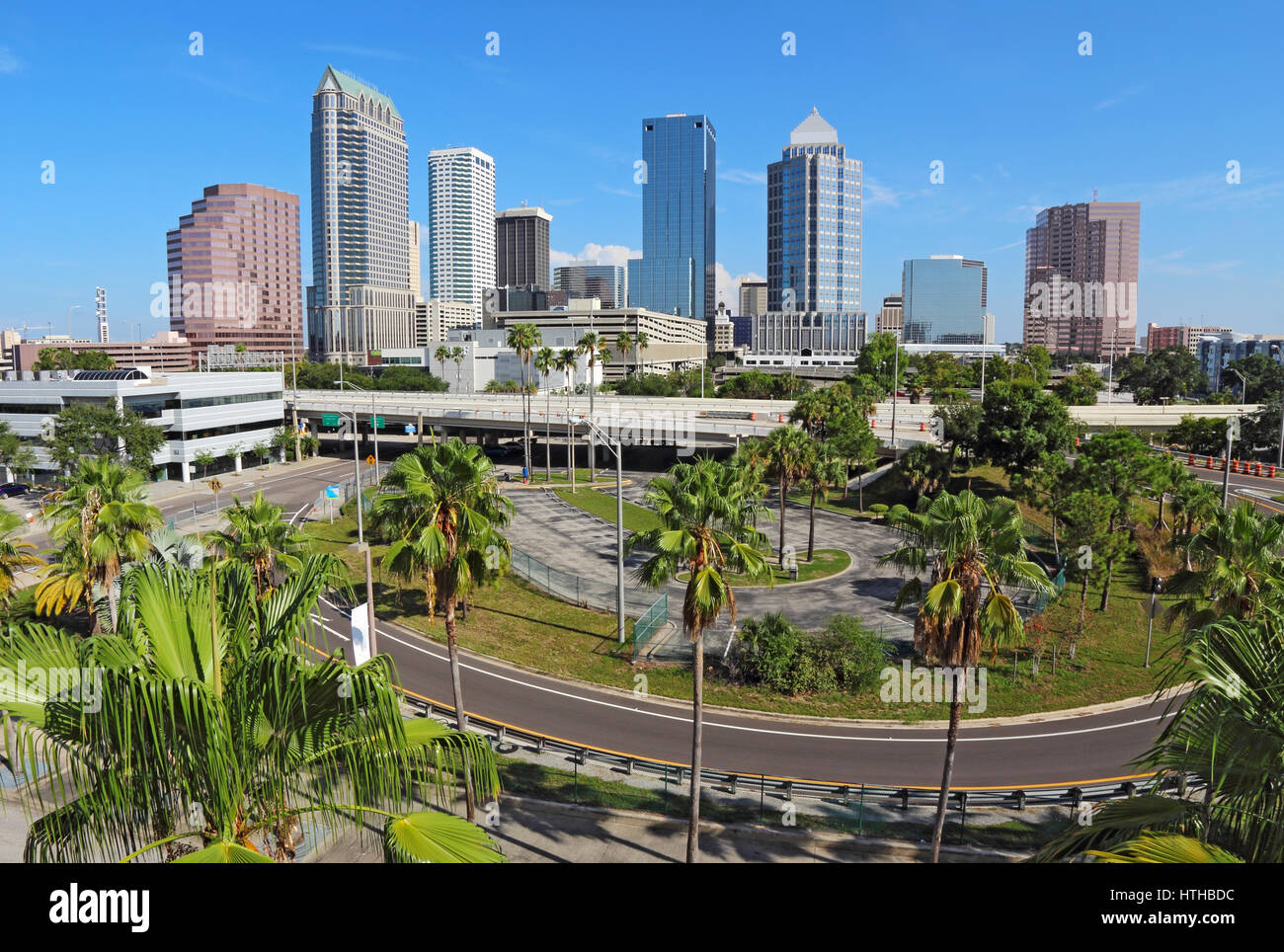 Horizonte de Tampa, Florida, con rascacielos y edificios de oficinas Foto de stock