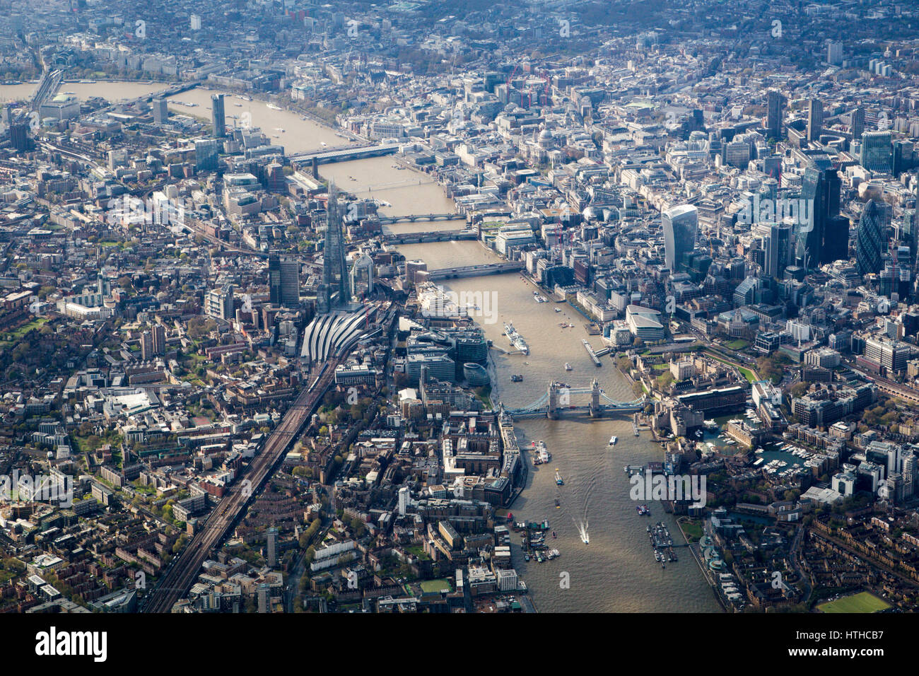 Vista aérea del centro de Londres desde el E en un día soleado, mirando por el Támesis desde el puente de la torre, incluida la Ciudad de Londres. Foto de stock