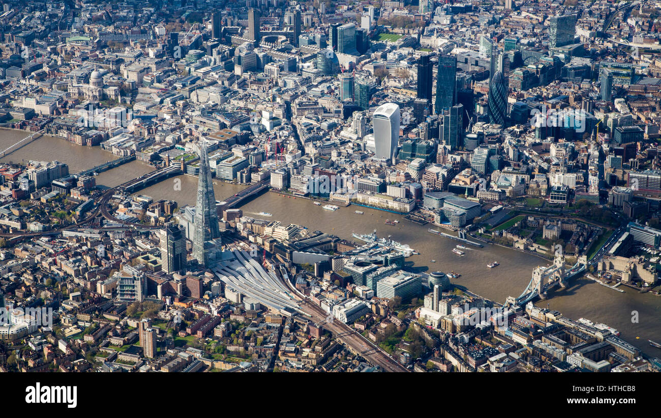 Vista aérea del centro de Londres desde la se incluye el Támesis, Shard, City Hall, el Tower Bridge y la ciudad de Londres. Foto de stock