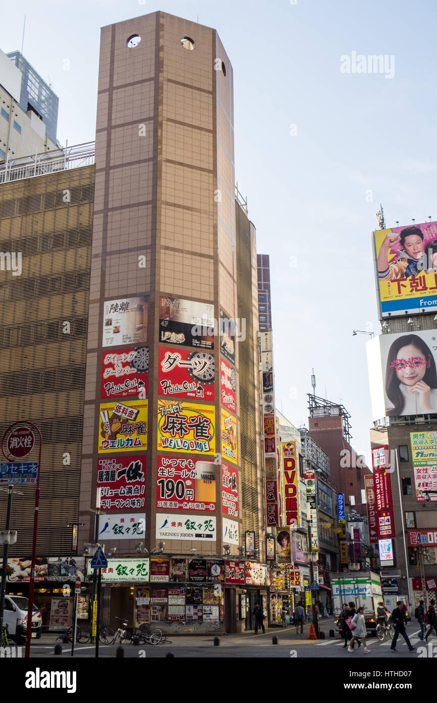 Distrito de entretenimiento shinjuku fotografías e imágenes de alta