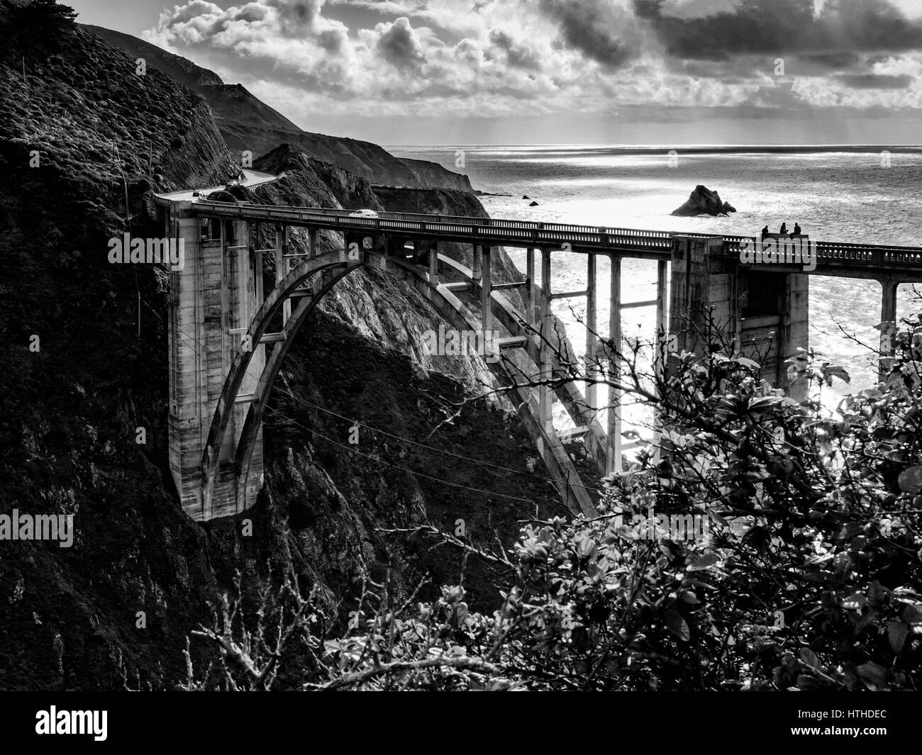 El famoso Bixby puente Bixby Creek, en la autopista del Pacífico al sur de Carmel en California. Foto de stock